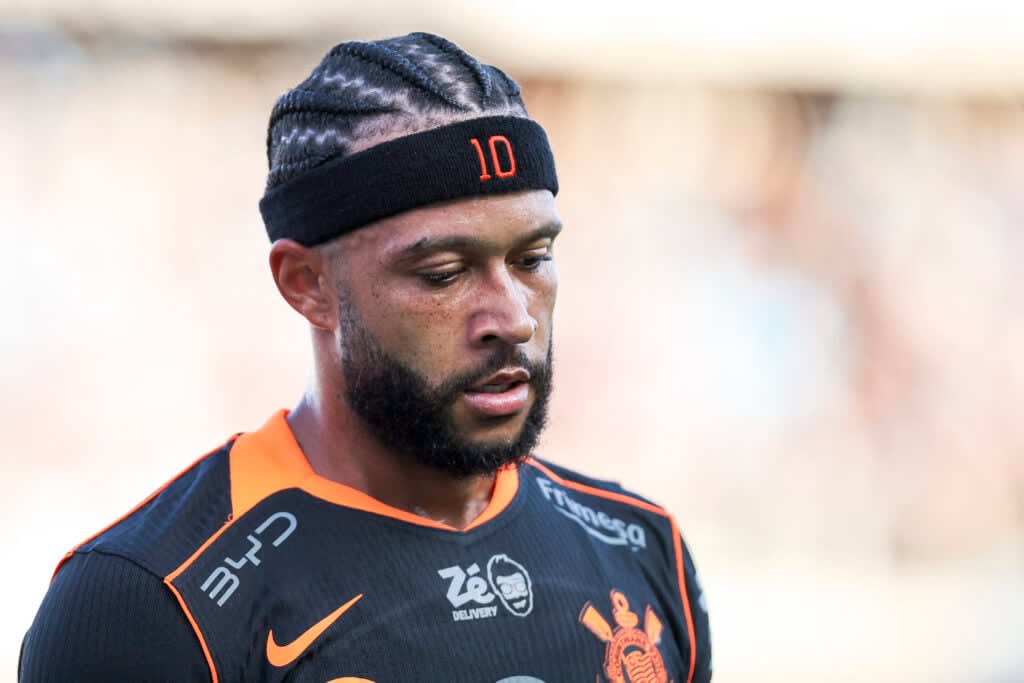 Memphis Depay defends getting caught with a phone on bench during ...