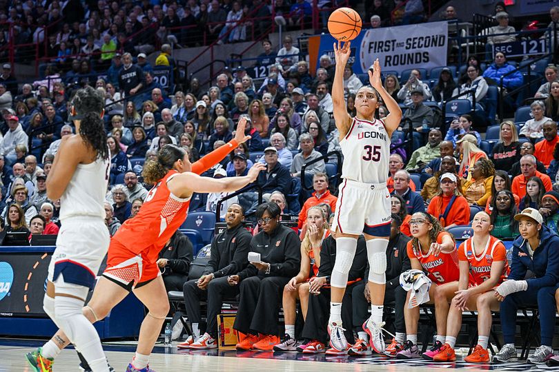 Azzi Fudd and UConn put up insane first half that leaves March Madness ...