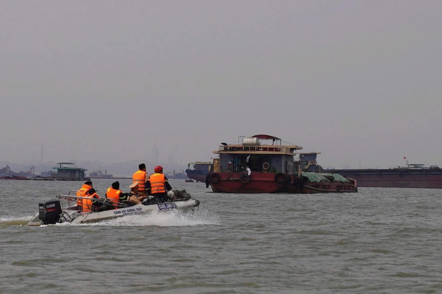 Chìm tàu cát trên sông Hồng, 1 người tử vong, 1 mất tích