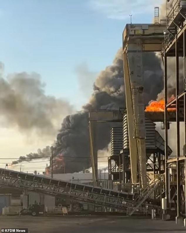 Oil refinery in Texas explodes into flames triggering massive boom as ...