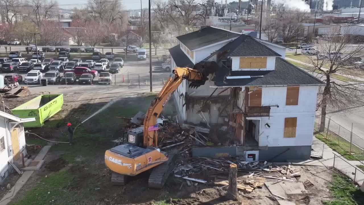 Demolition begins of century old, crime ridden Colonial Apartments in ...
