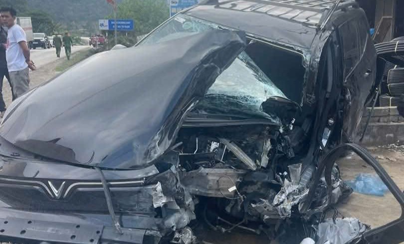 Ô tô con biến dạng sau va chạm xe khách trên Quốc lộ 6