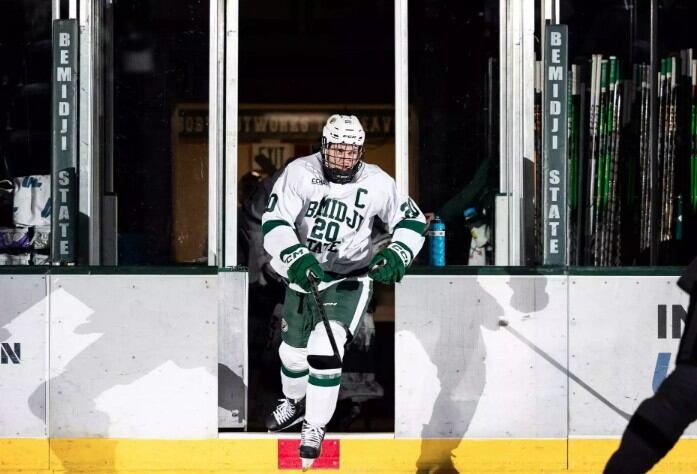 Bismarck native signs professional hockey contract