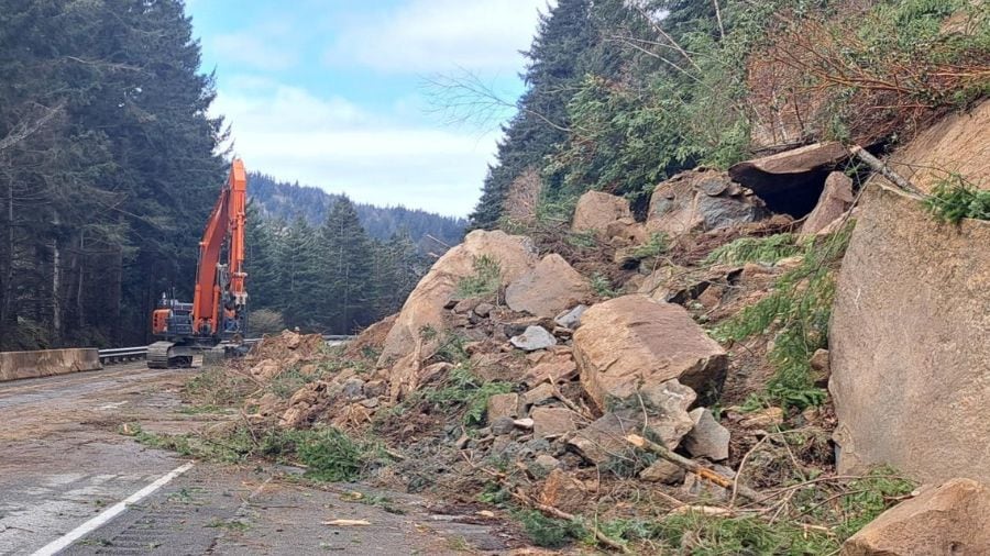 Emergency crews working around the clock to clear I-5 mudslide near ...