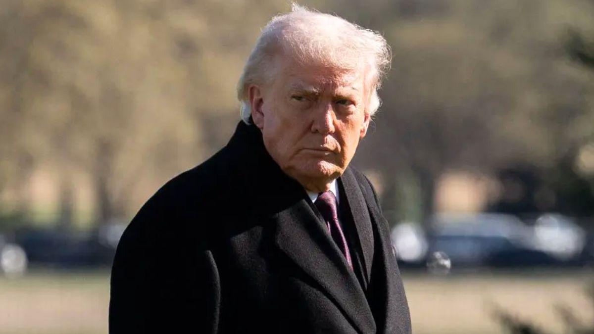 'Tired' Donald Trump very slowly descends Air Force One stairs as ...