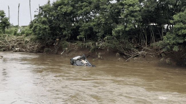 Car submerged in river as heavy rain brings flooding to Oahu
