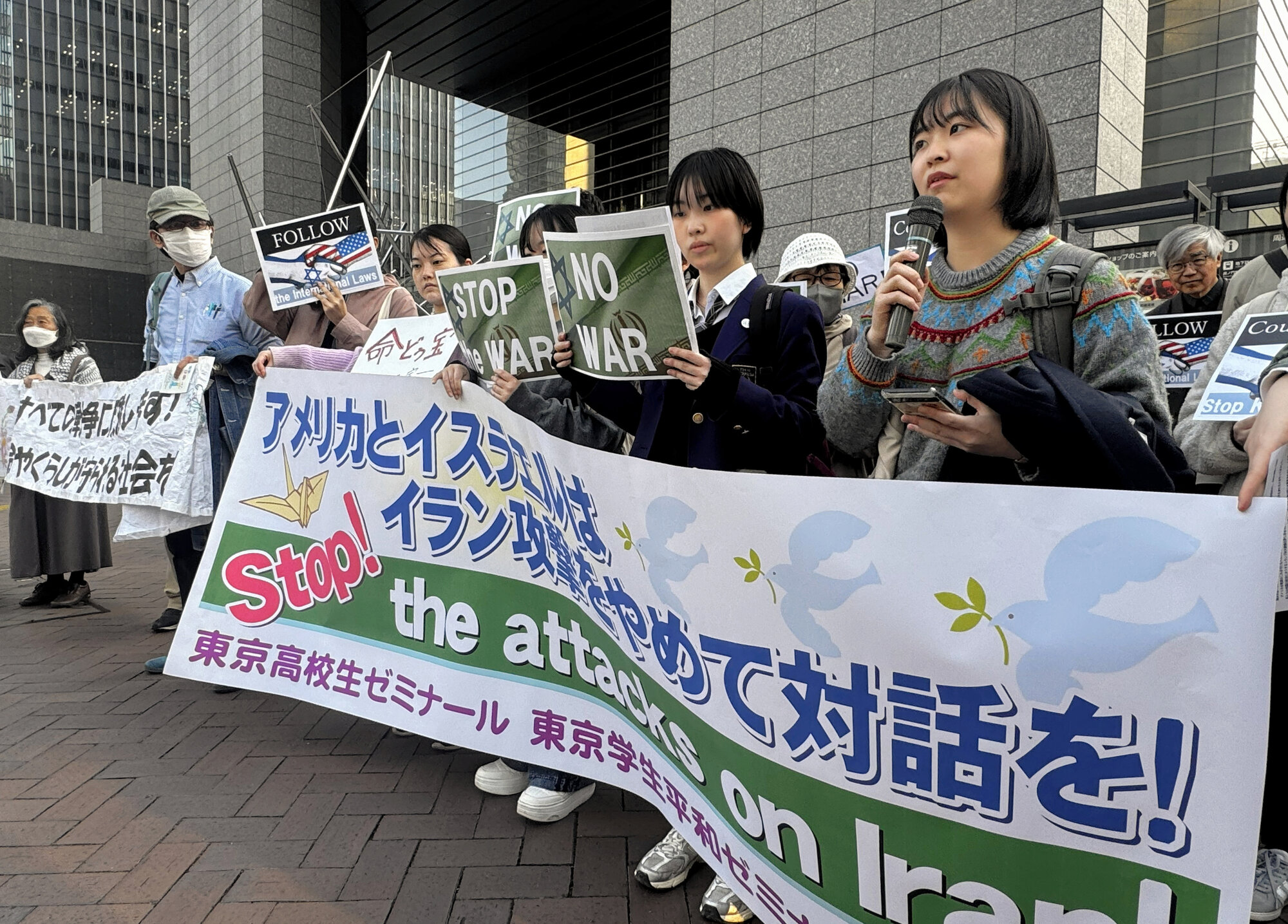 在日米国大使館の近くでイランへの攻撃に抗議をする高校生ら=2026年3月23日、東京都港区、平山亜理撮影