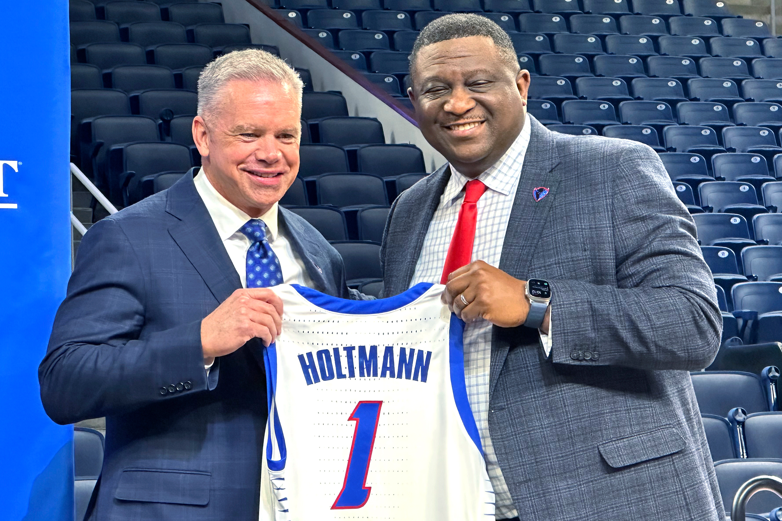 DePaul gives athletic director DeWayne Peevy another contract extension<br>