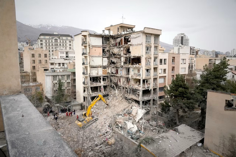 Ông Trump phải xử lý hai cuộc chiến song song với Iran