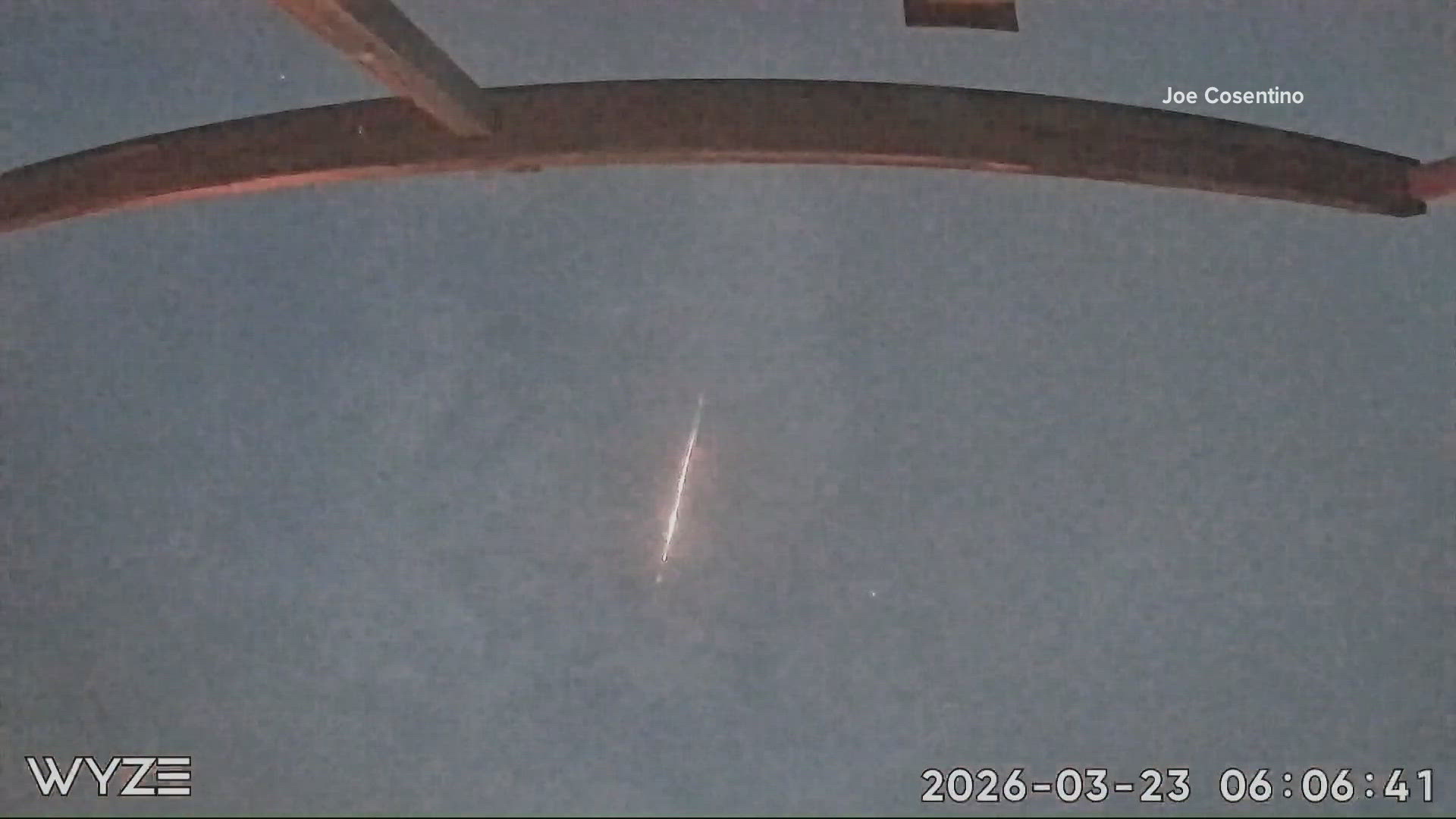 Meteor lights up the sky above Oregon with green fireball