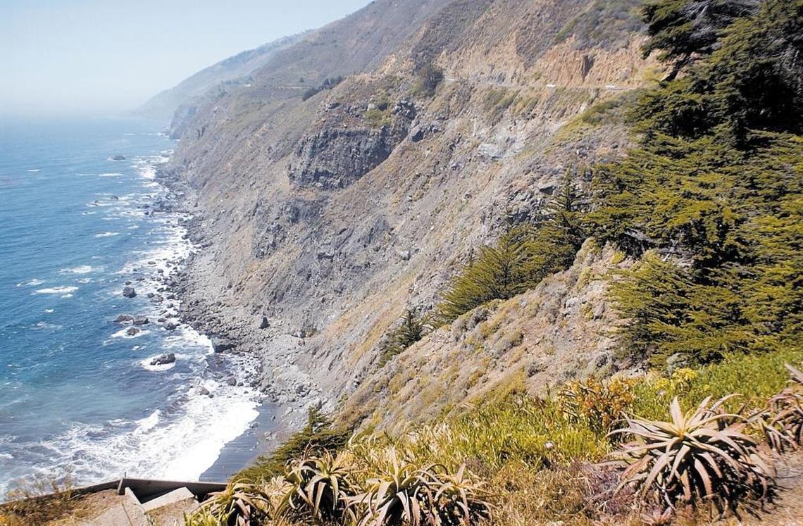 At least 1 trapped in crash on Hwy. 1 north of Ragged Point<br>