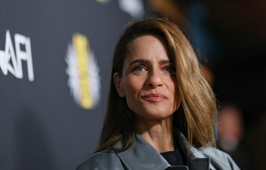 Actress Amanda Peet shares first sign of breast cancer