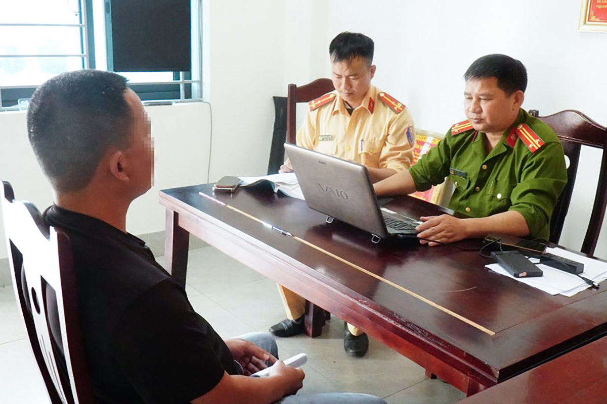 Người đỗ ôtô chắn đường ở Nghệ An bị phạt 5 triệu đồng