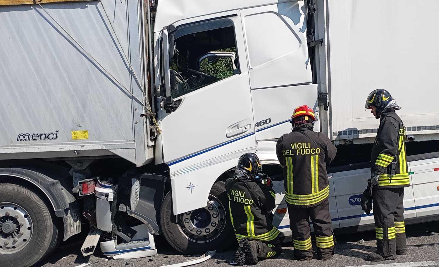 Scontro tra due tir, un ferito sulla Romea