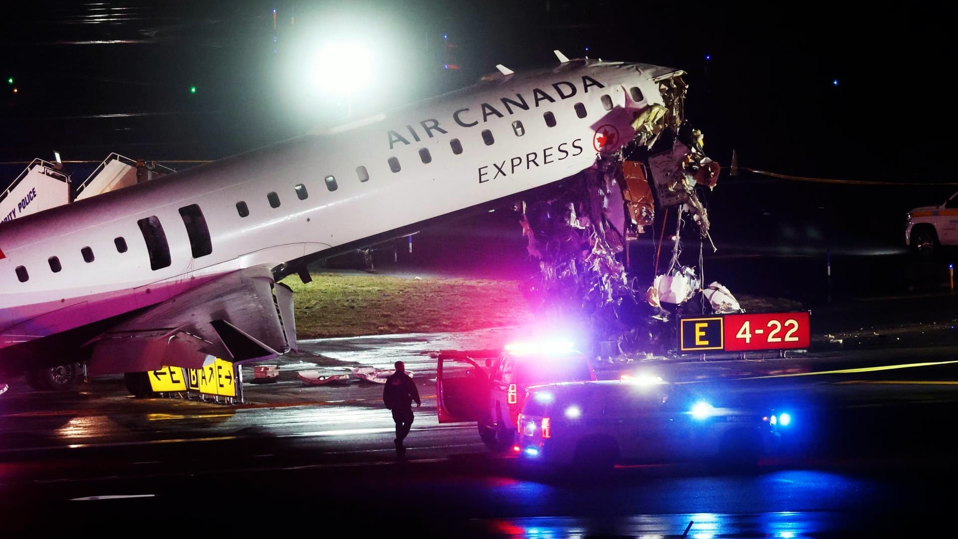 deux-morts-dans-un-accident-d-avion-l-a-roport-laguardia-de-new-york