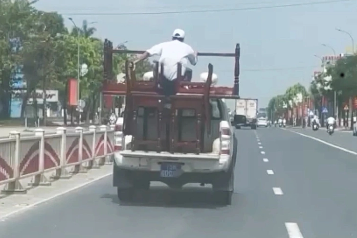 Tài xế lái xe biển xanh chở bàn ghế cồng kềnh và người ngồi phía sau thùng xe ở Huế bị xử phạt