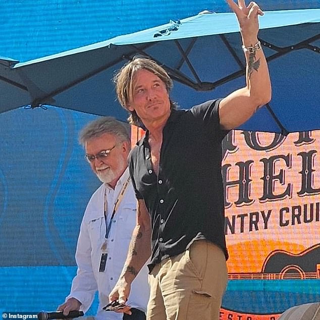 The New Zealand-born country music singer, 58, recently performed on the Bahamas-bound Top Shelf Country Cruise ship to a crowd of just over 1,000 people 