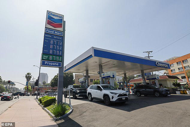 Oil refinery in Texas explodes into flames triggering massive boom as ...