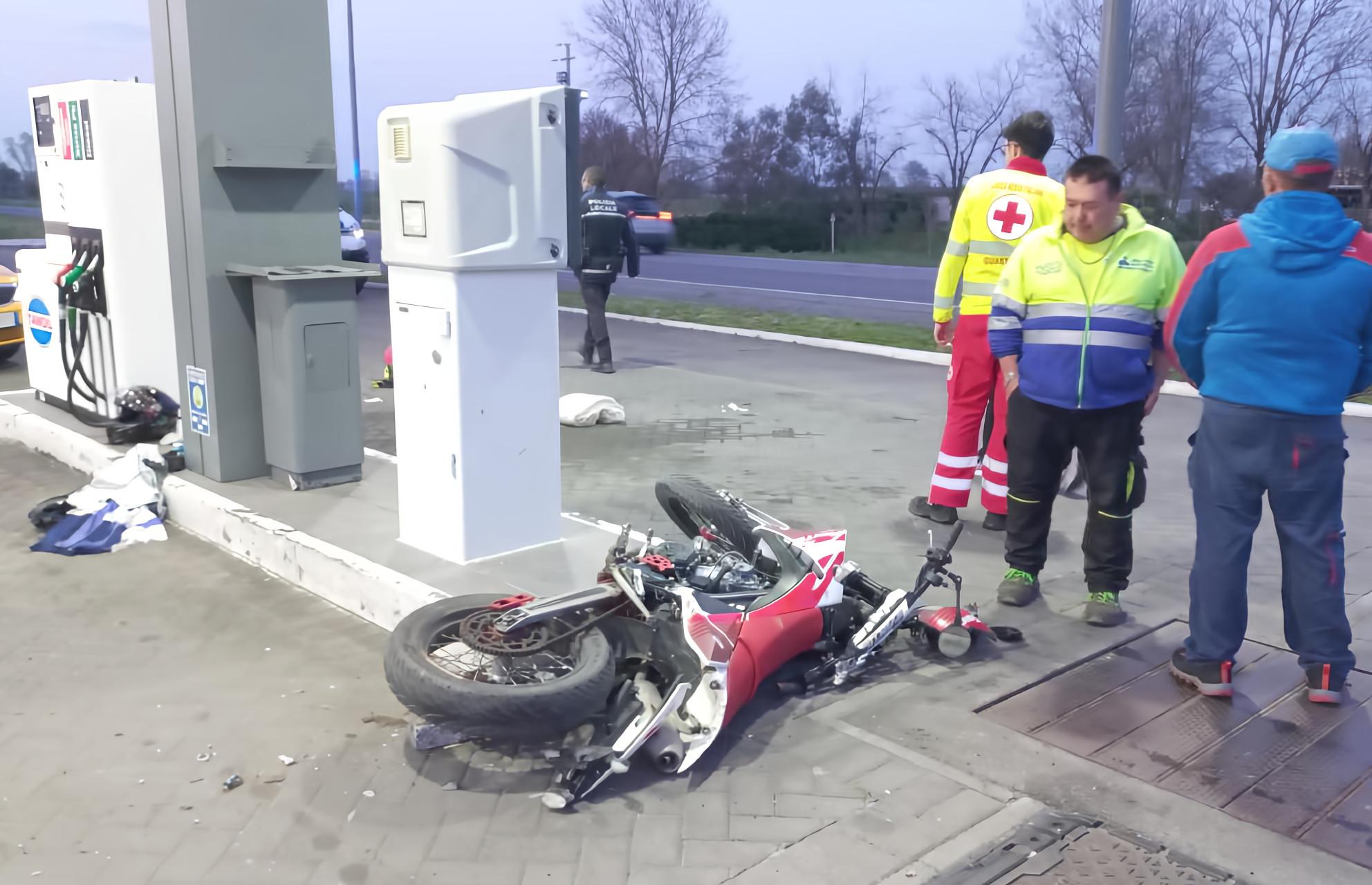 Sbanda e si schianta con la moto. Grave un ragazzo di 20 anni