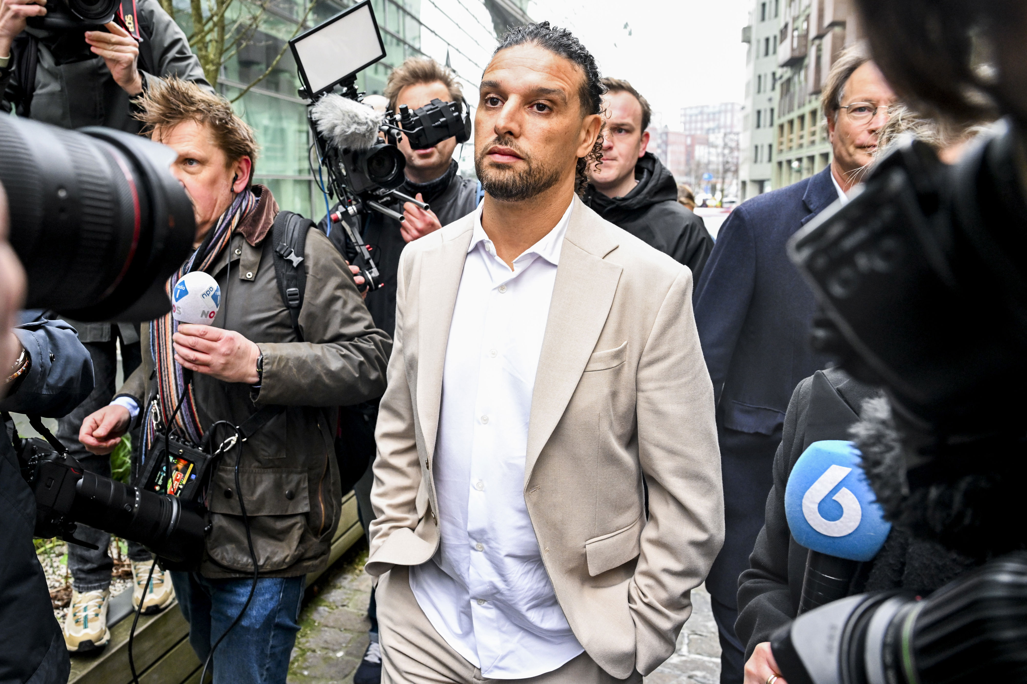 Ali B arriveert bij de rechtbank: 'Ben hier om te vechten voor mijn ...