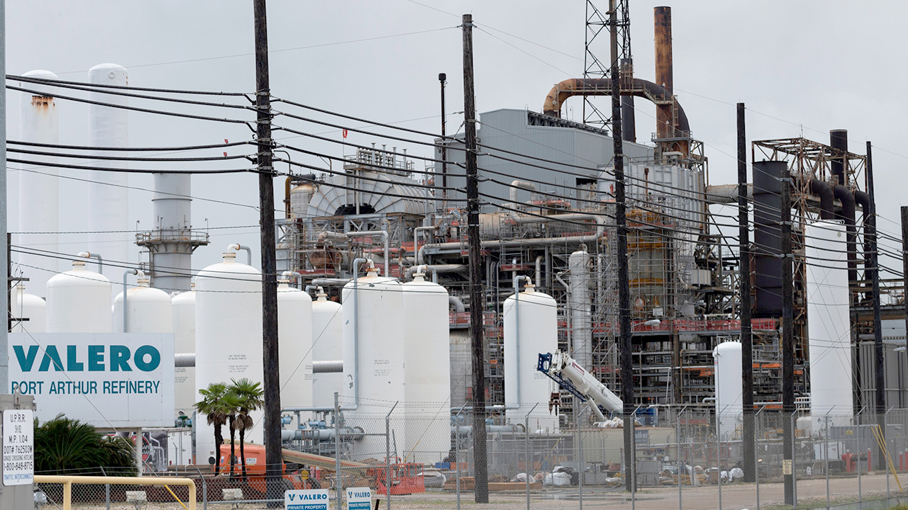 Texas oil refinery explosion sends smoke into air, residents advised to ...