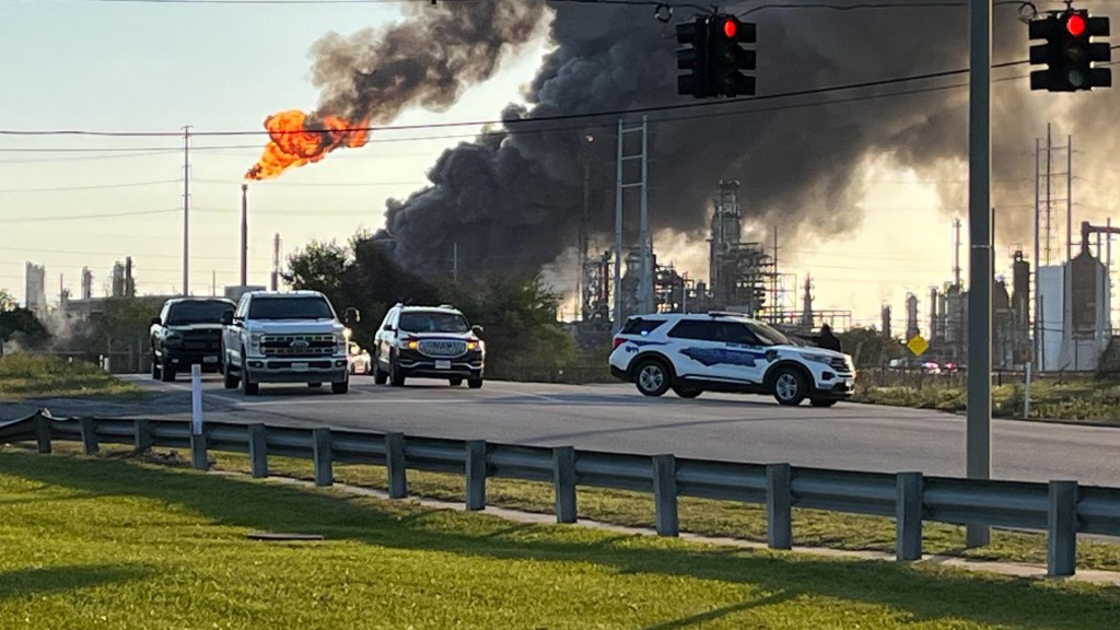 Massive explosion tears through major US oil refinery sparking 'take ...