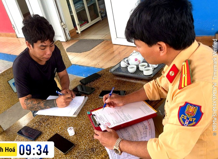 Tạm giữ giấy phép lái xe của tài xế trong clip vượt xe tại khu vực nguy hiểm