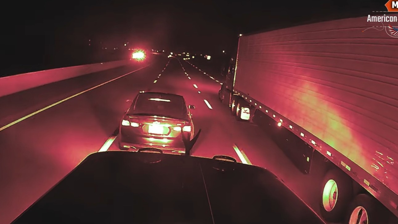 Watch this driver cut off a 40-ton truck like he has a death wish