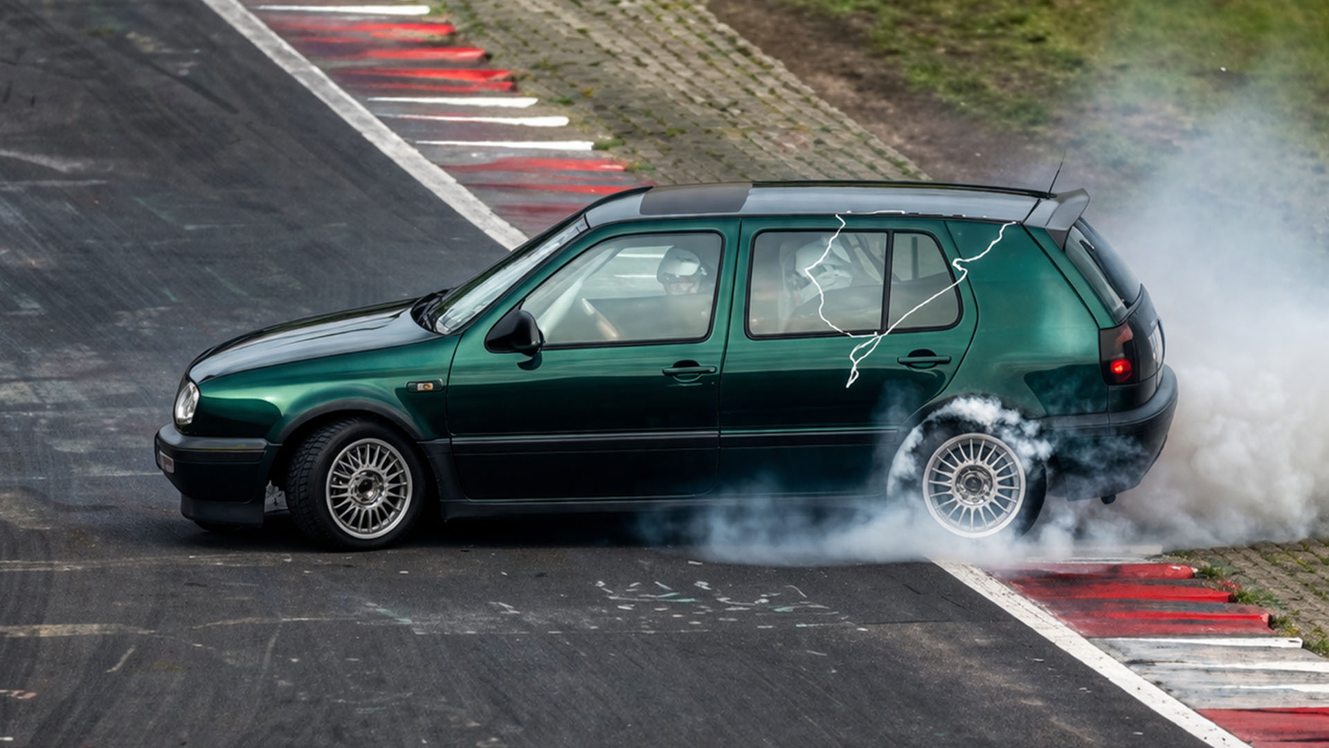 Nürburgring Touristenfahrten: auto's verliezen grip en trekken strepen