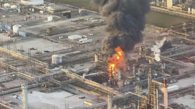 Huge explosion tears through major US oil refinery sparking 'take ...