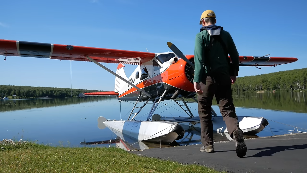 Watch this floatplane slam onto the water - 