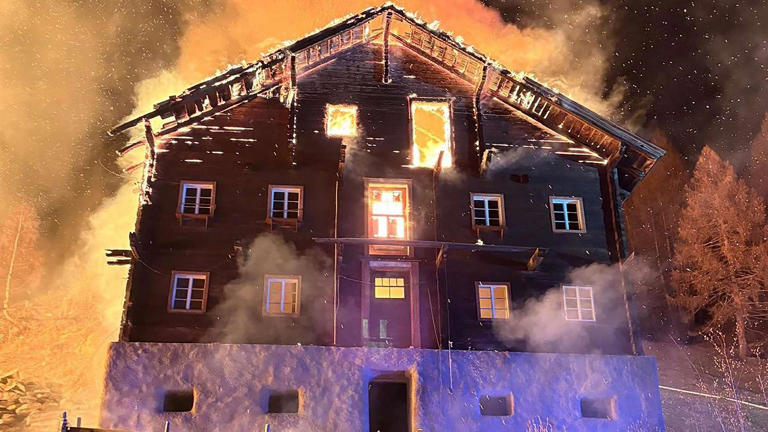 Das Gebäude wurde ein Raub der Flammen.