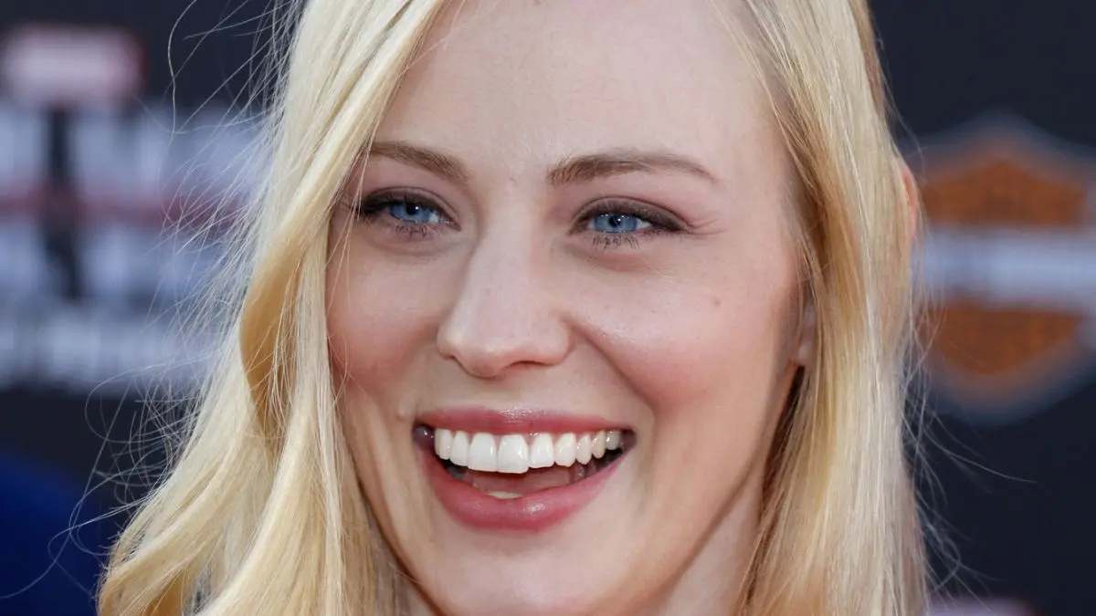 Deborah Ann Woll (41) ignites the red carpet in curve-hugging scarlet gown at ‘Daredevil’ season 2 special launch<br>