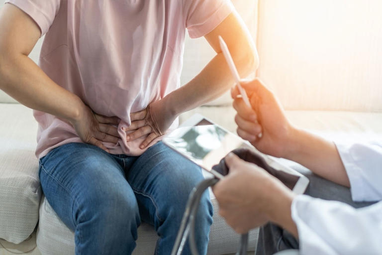 Dor no pé da barriga do lado esquerdo: 7 causas (e o que fazer)