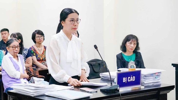 Bị cáo buộc lạm thu hơn 1 tỉ, cựu hiệu trưởng khóc khai dạy thêm vì học sinh, không phải vì tiền