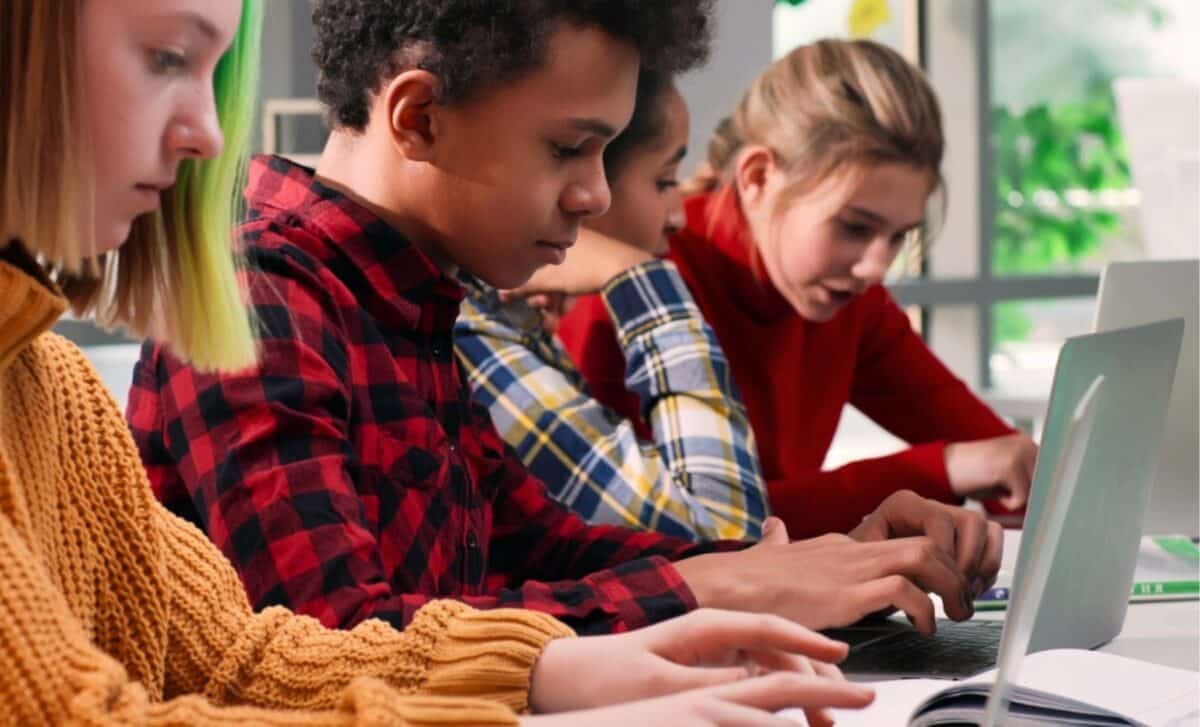 In 2009, Sweden replaced textbooks with screens: 15 years later, it’s ...