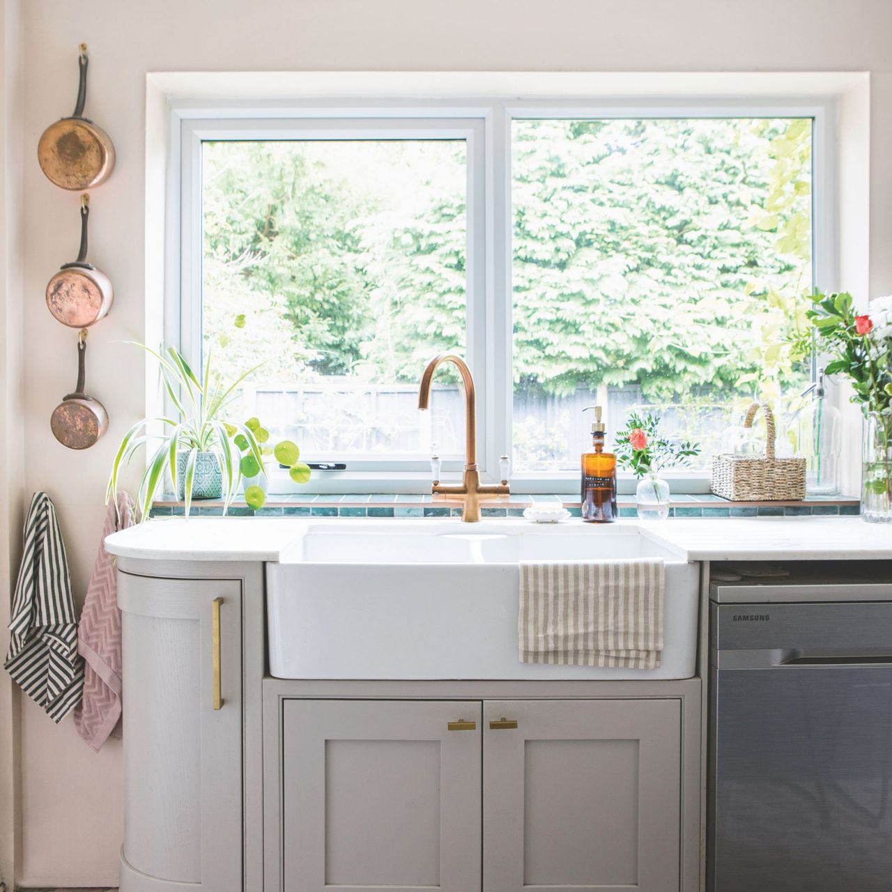 I stopped paying for a window cleaner and used these DIY window ...