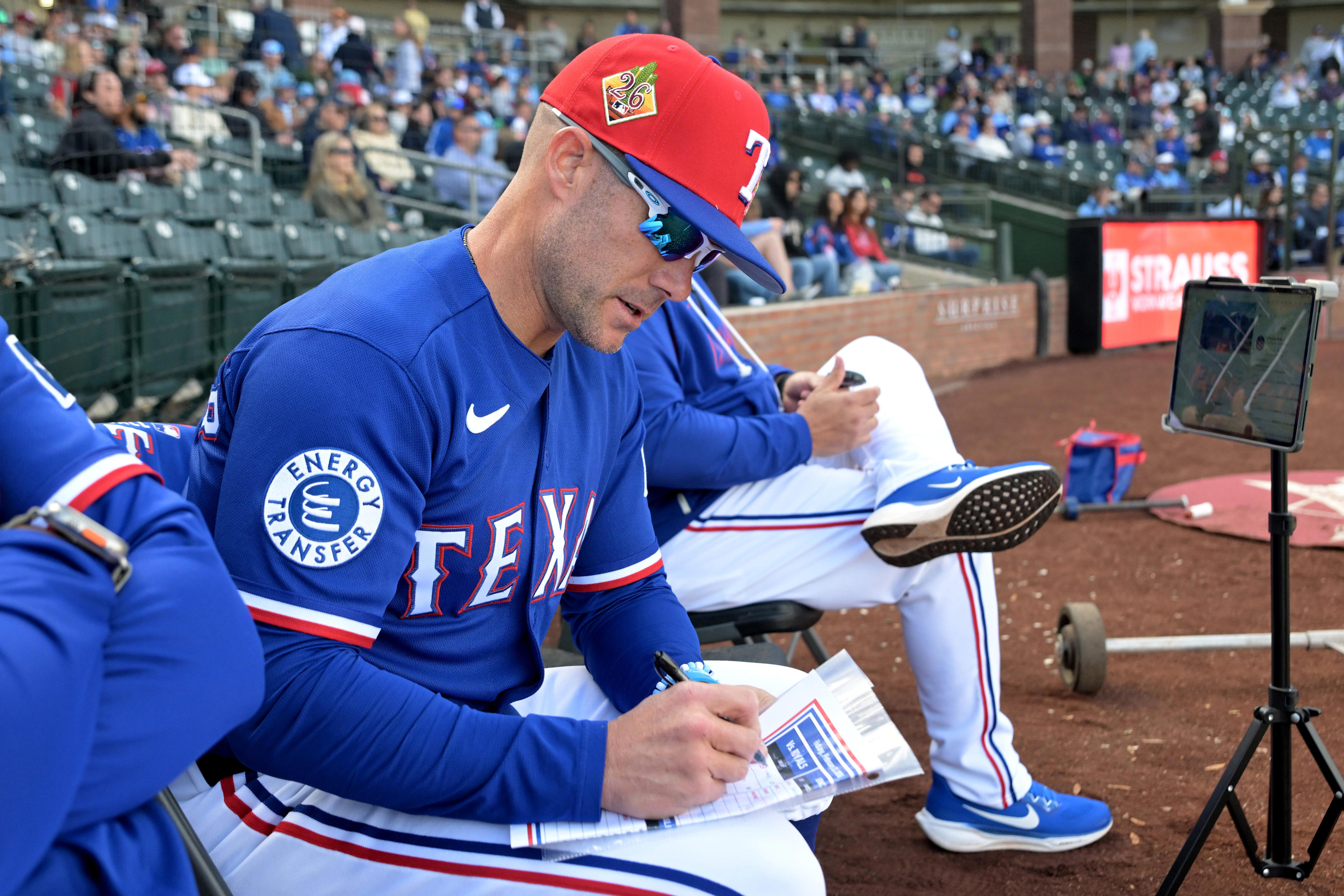 Rangers manager uses mound visit for the coolest Opening Day reveal