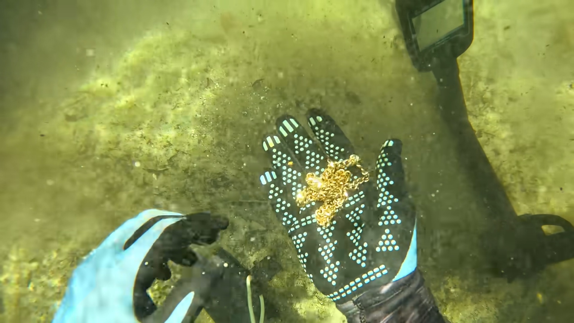 He found a 14K gold necklace underwater - then realized it could be ...