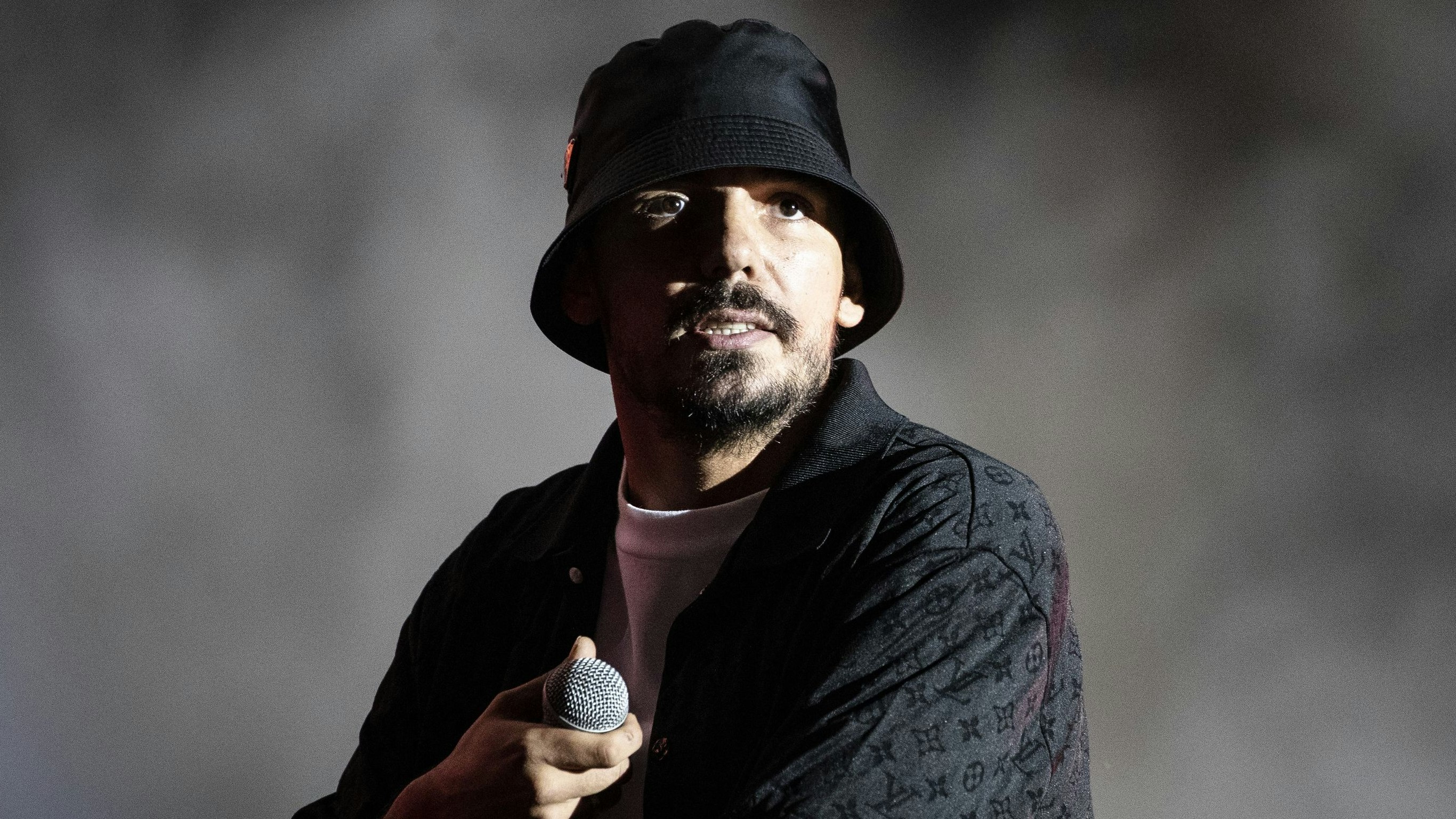 Betrunkener will mit 40 Kindern fahren – Rapper wütet