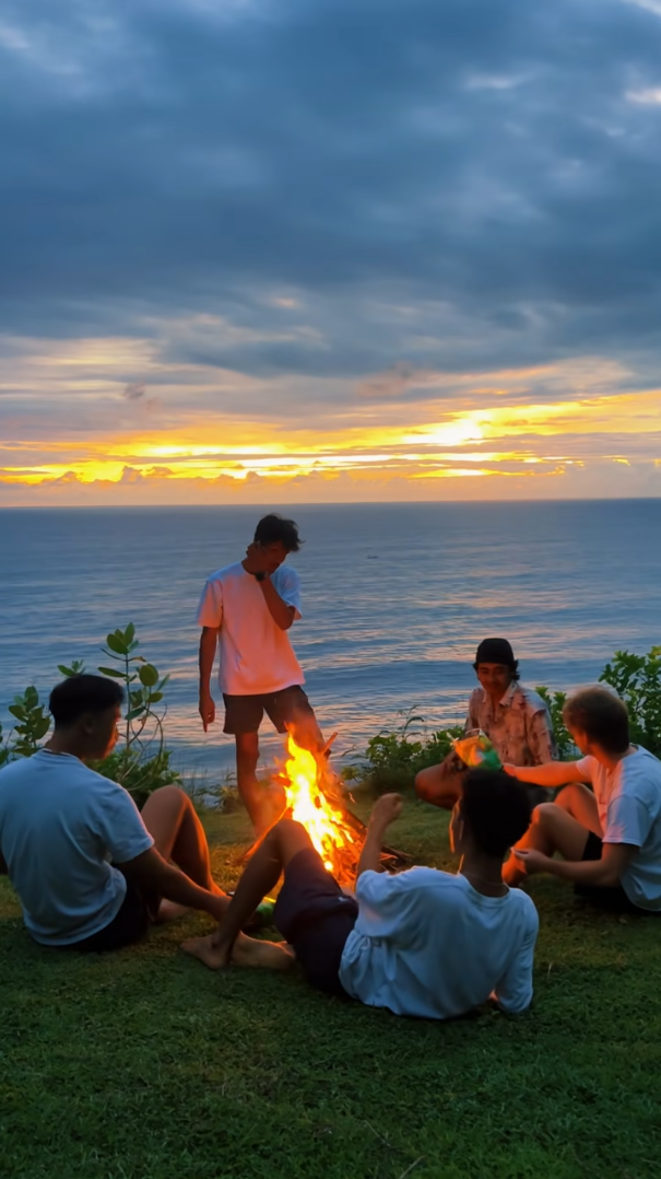Sunset Api Unggun dan Teman Momen Travel Sempurna
