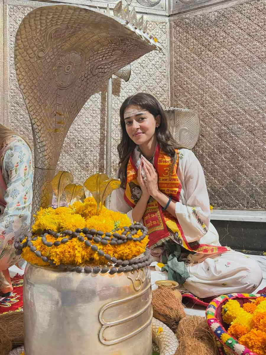 Ananya Panday seeks blessings at Dwarka’s Nageshwar Temple with family