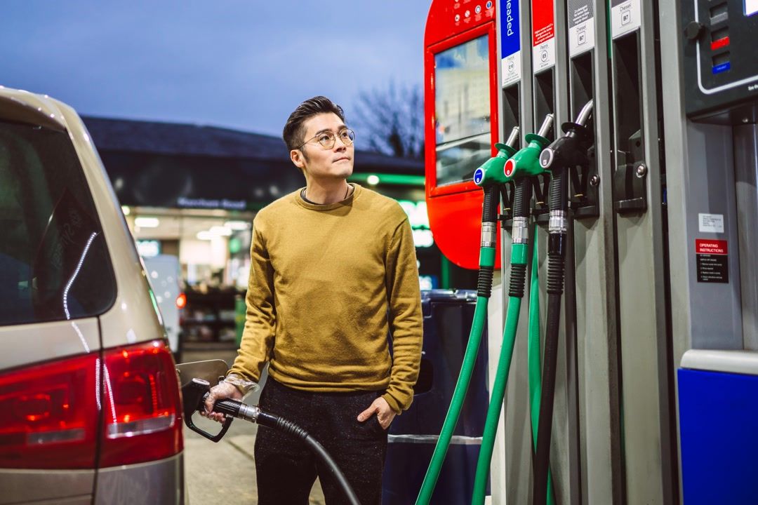 United Kingdom reviews fuel rationing, £30 limit