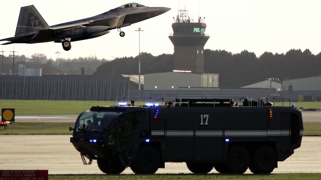 Watch this F-22 Raptor make an emergency return - 