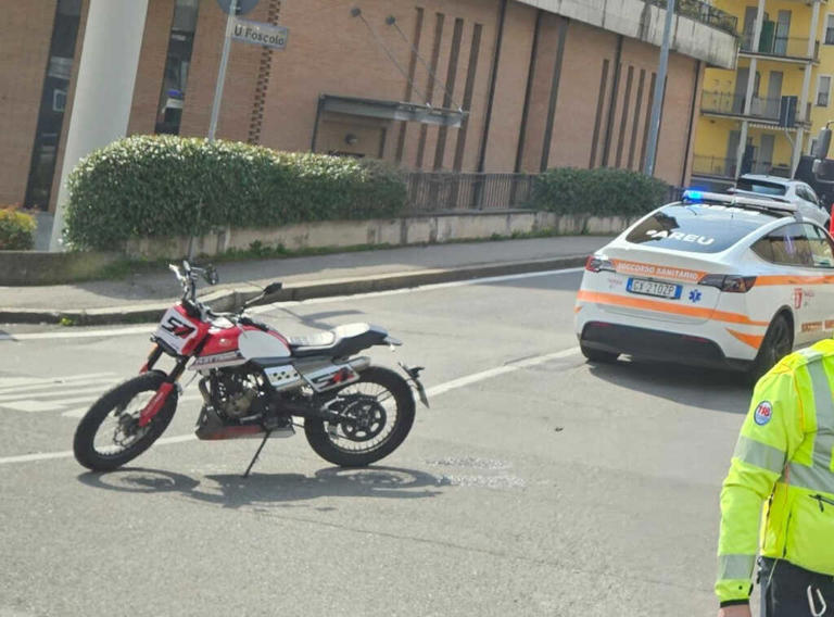 Scontro tra auto e moto a Lecco, ferito un 18enne