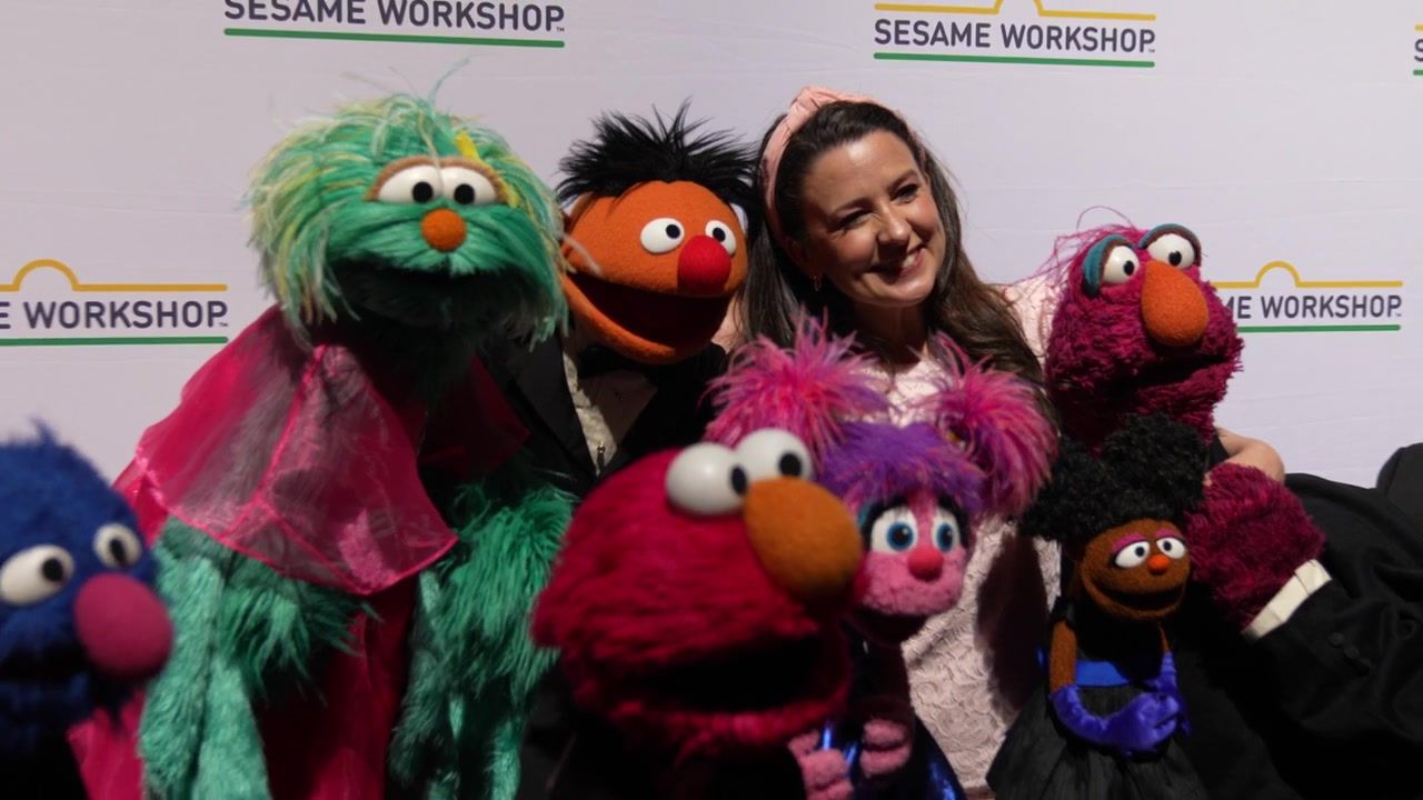 YouTuber Ms Rachel advocates for detained children at ICE facility