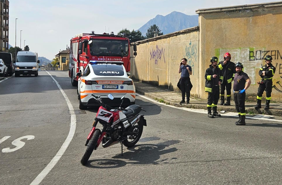 Scontro tra auto e moto a Lecco, ferito un 18enne
