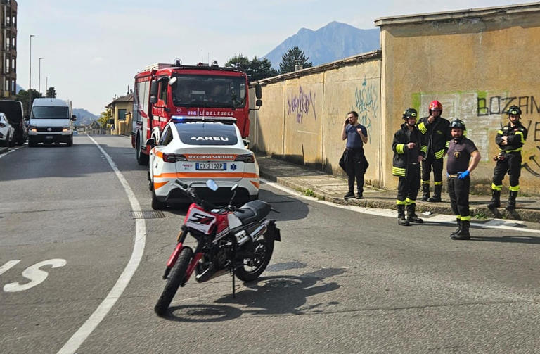 Scontro tra auto e moto a Lecco, ferito un 18enne