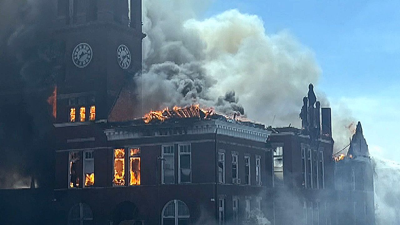 Grande incêndio destrói tribunal histórico de 134 anos nos EUA