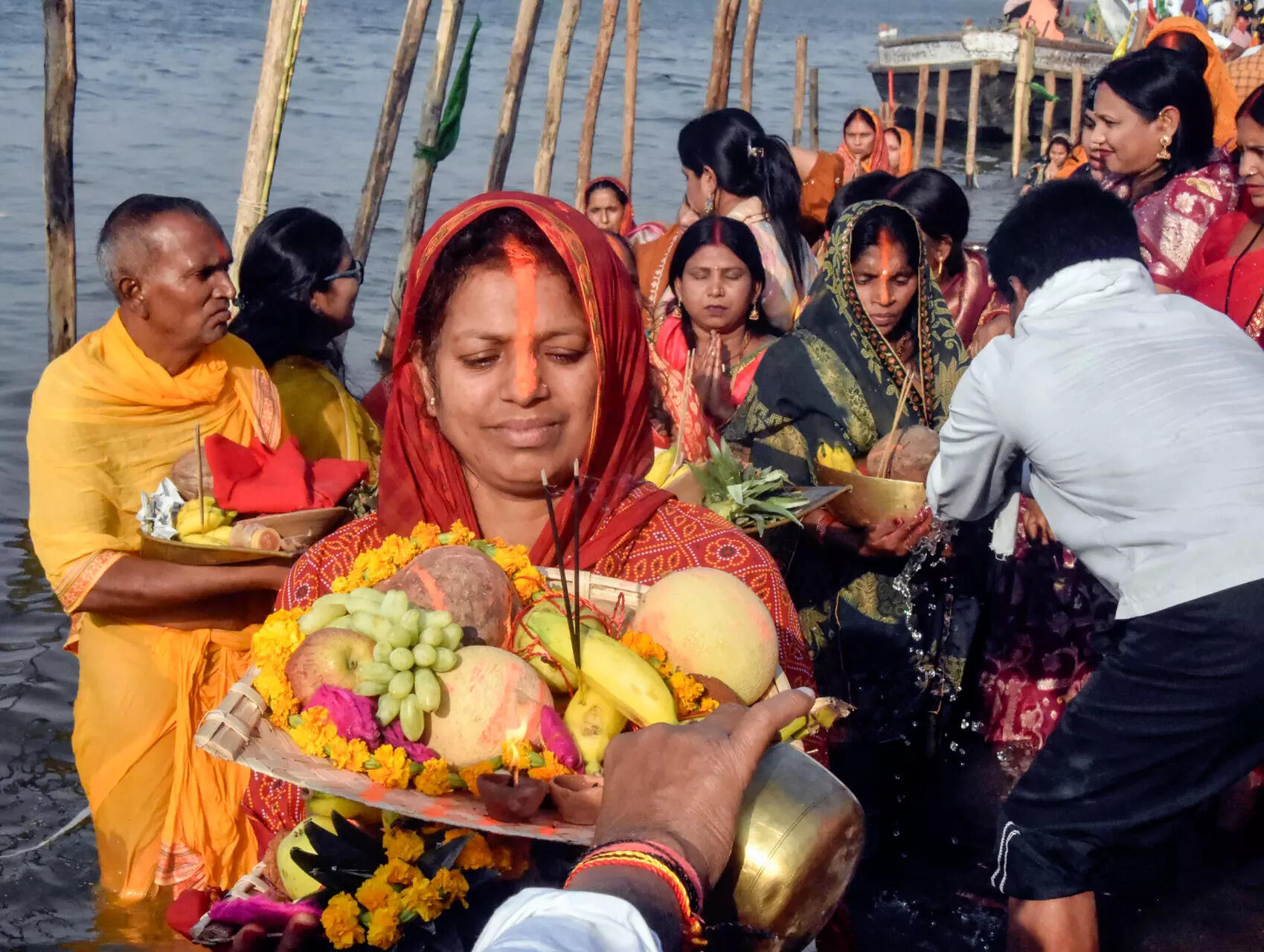 Devotees offer evening ‘arghya’ on third day of Chaiti Chhath